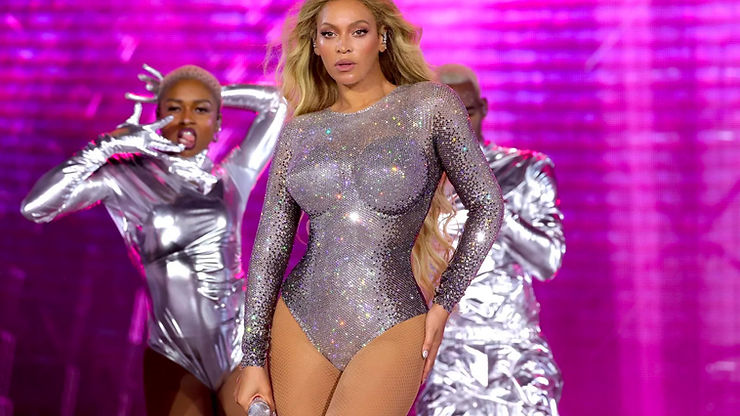 Music artists - Beyoncé - standing with dancers, representing contemporary R&B culture.